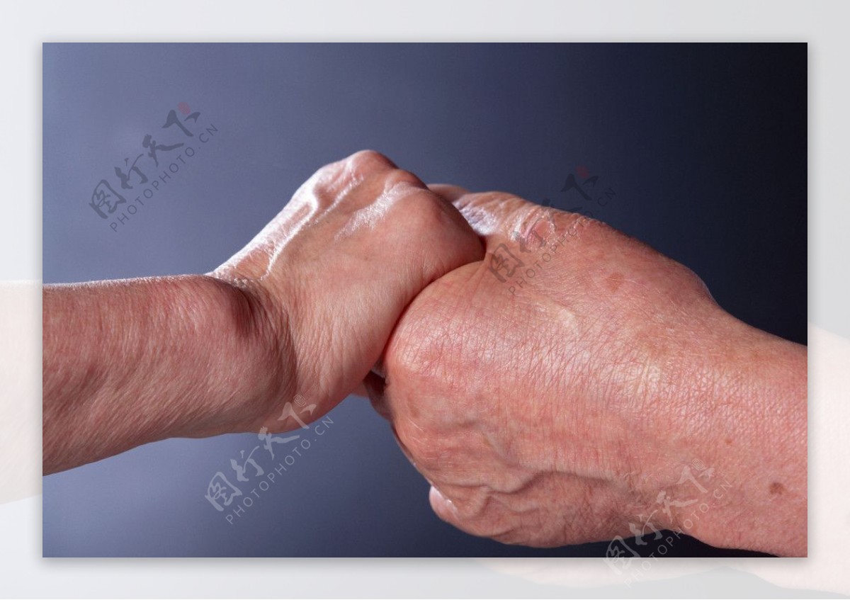 老年人牵手握手图片