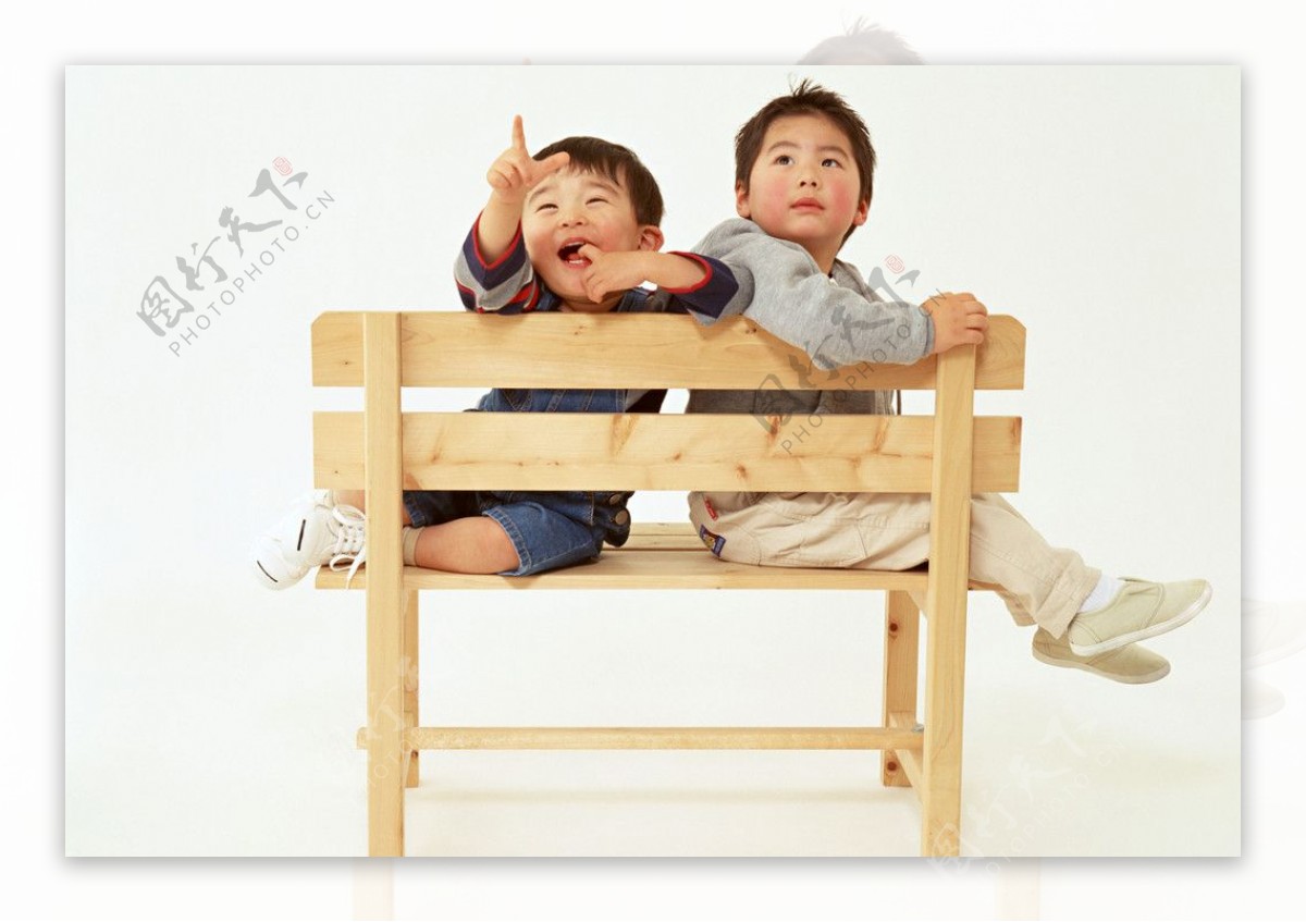 两个坐在木凳上的小男孩图片