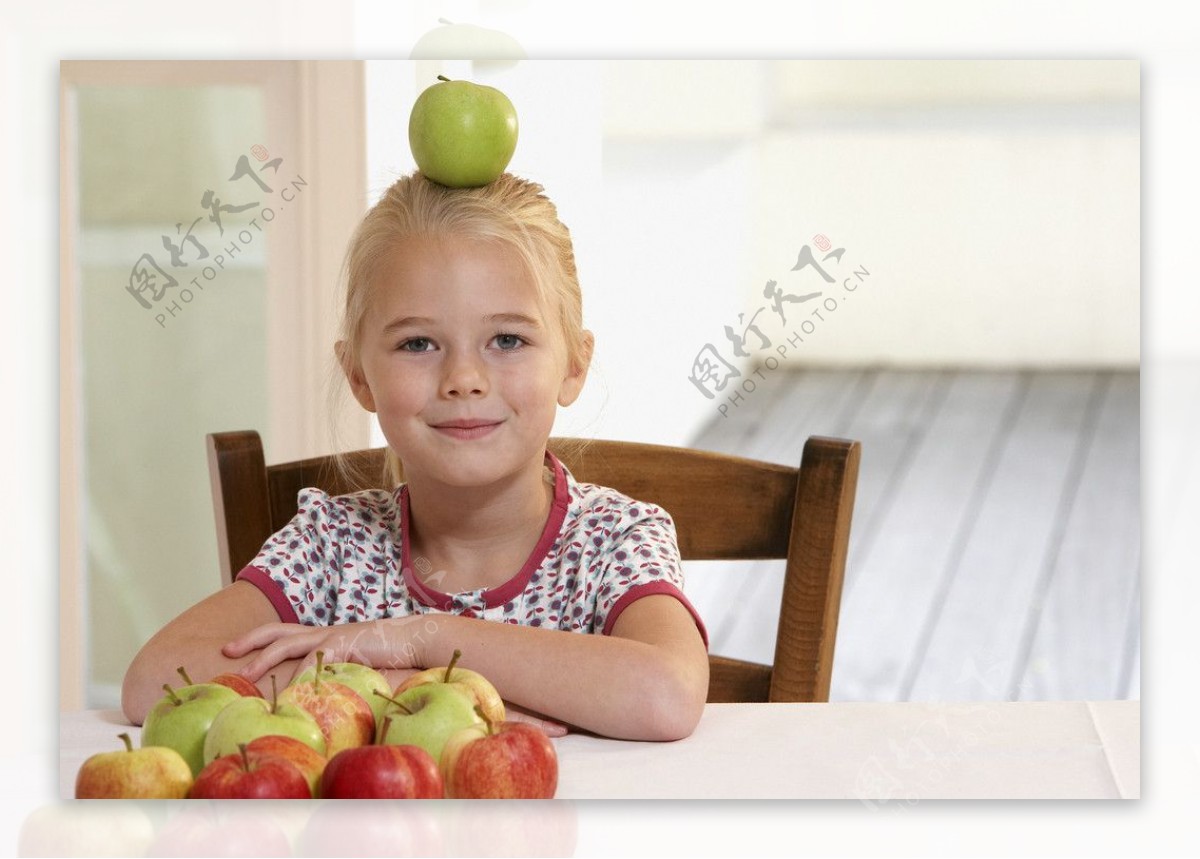吃苹果的小女孩图片