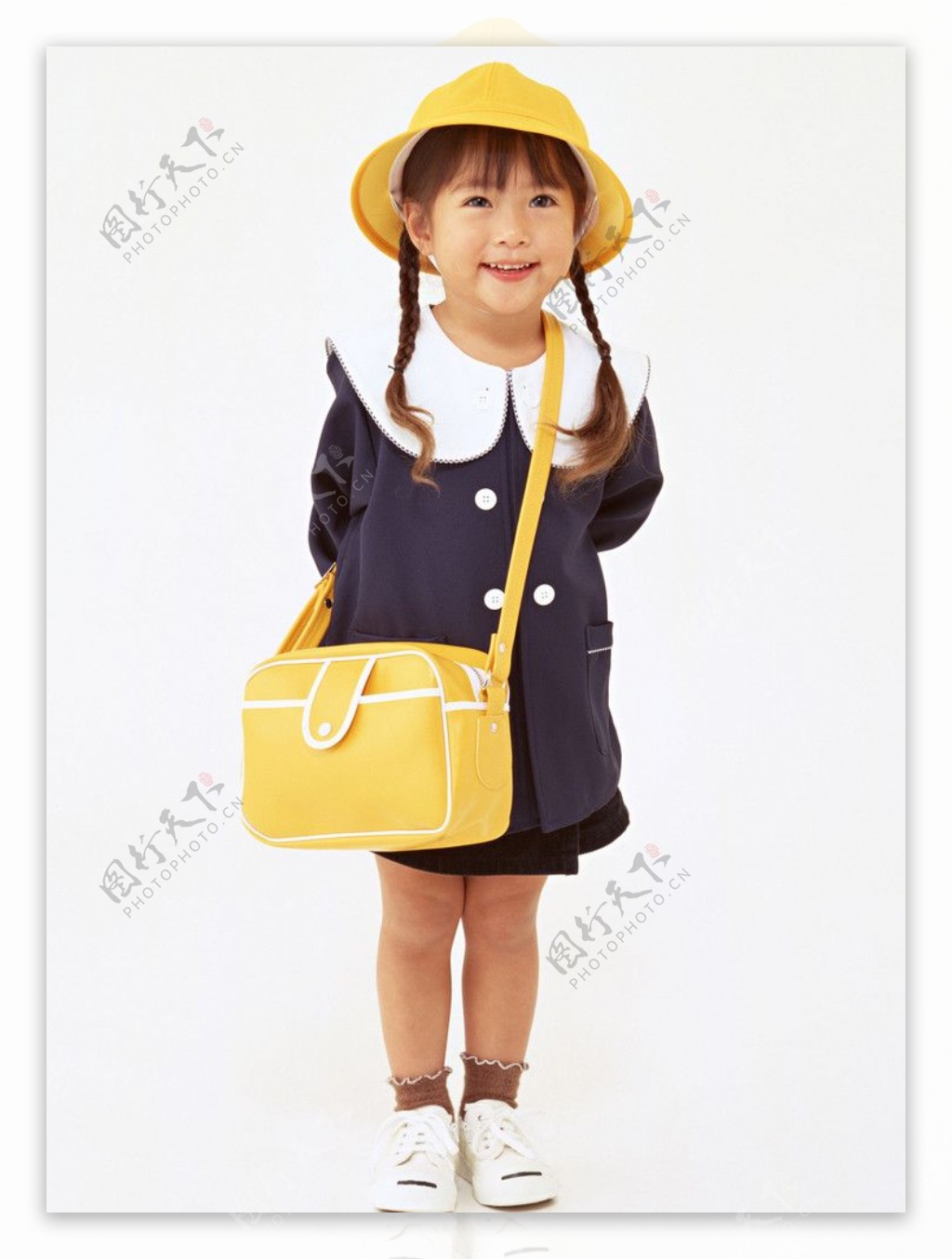带着小黄帽背着书包的小学生图片