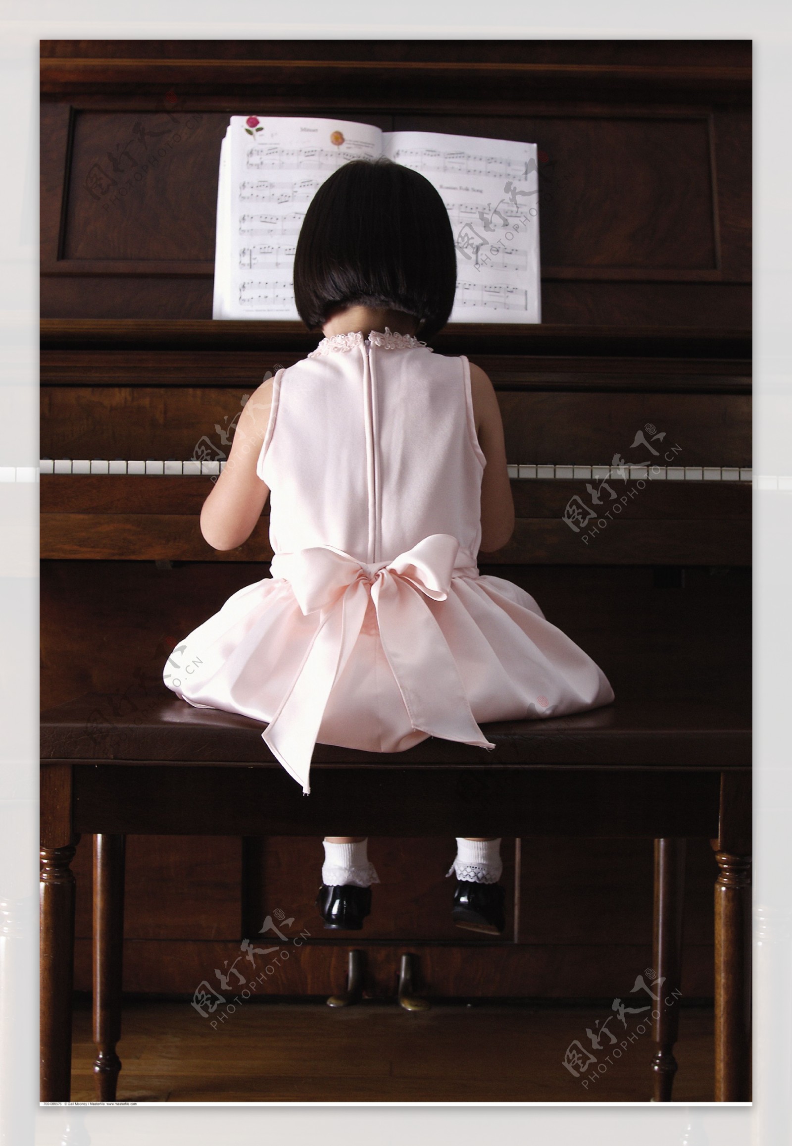 小女孩弹钢琴图片