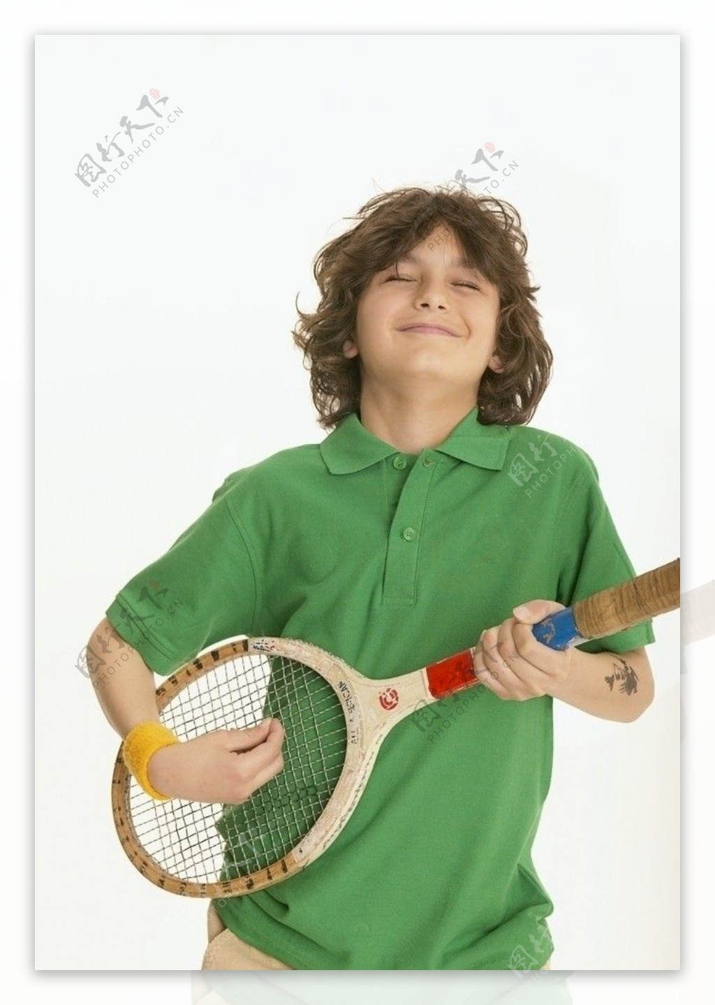 拿羽毛球拍当吉他弹的快乐小男孩图片