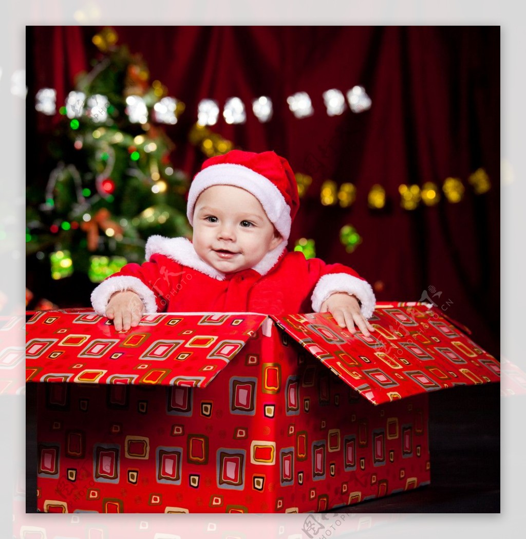 圣诞礼盒中的可爱婴儿宝宝图片