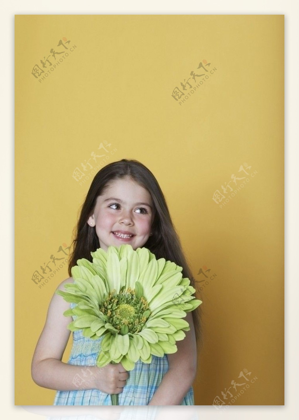 手拿野花的灿烂小女孩图片