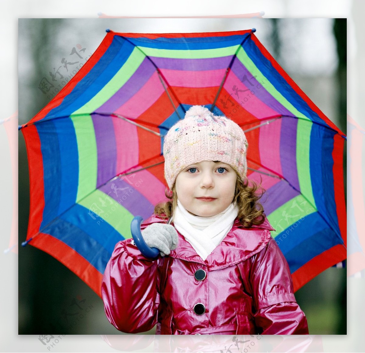 打着雨伞的漂亮小女孩图片