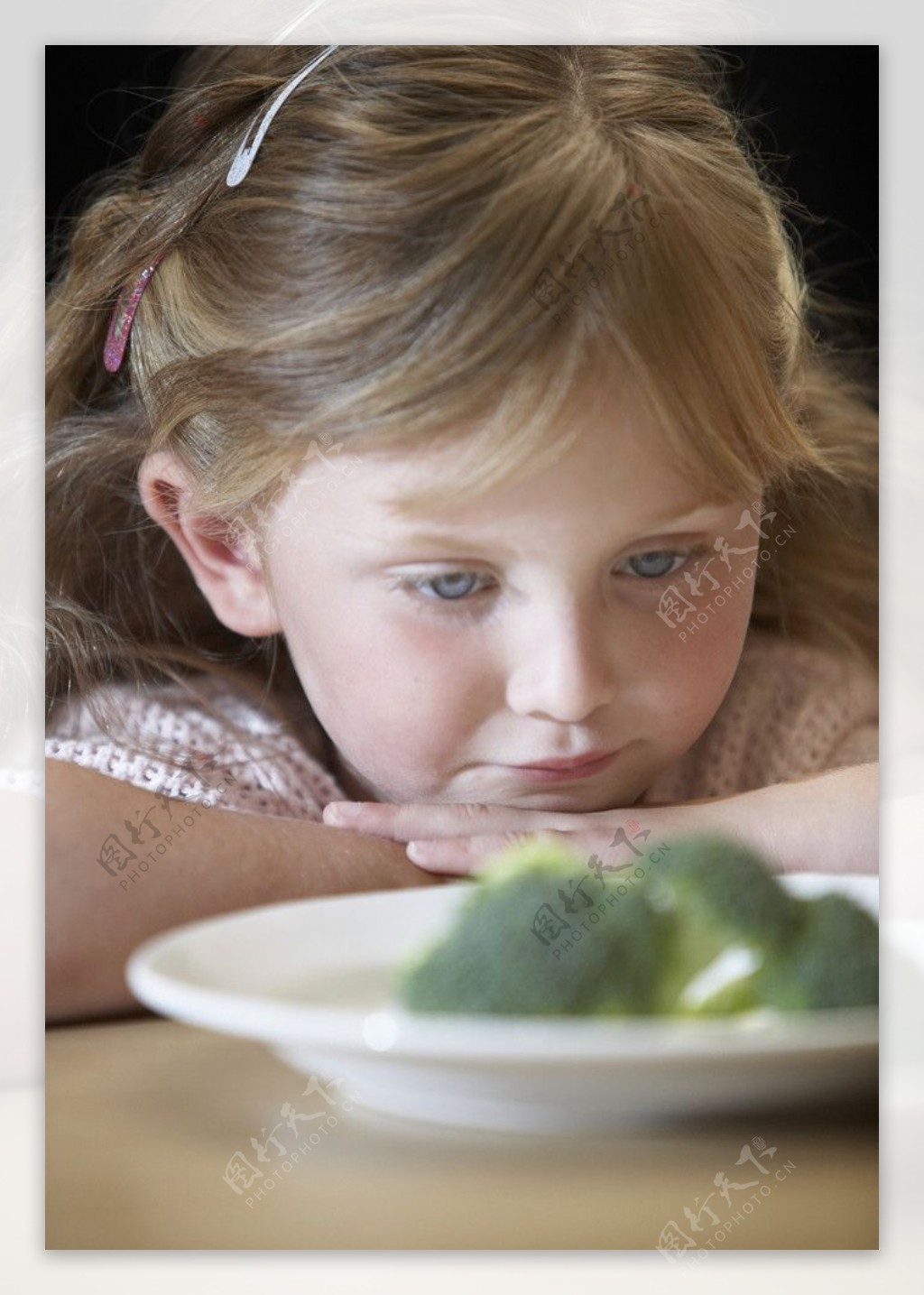 小女孩和蔬菜图片