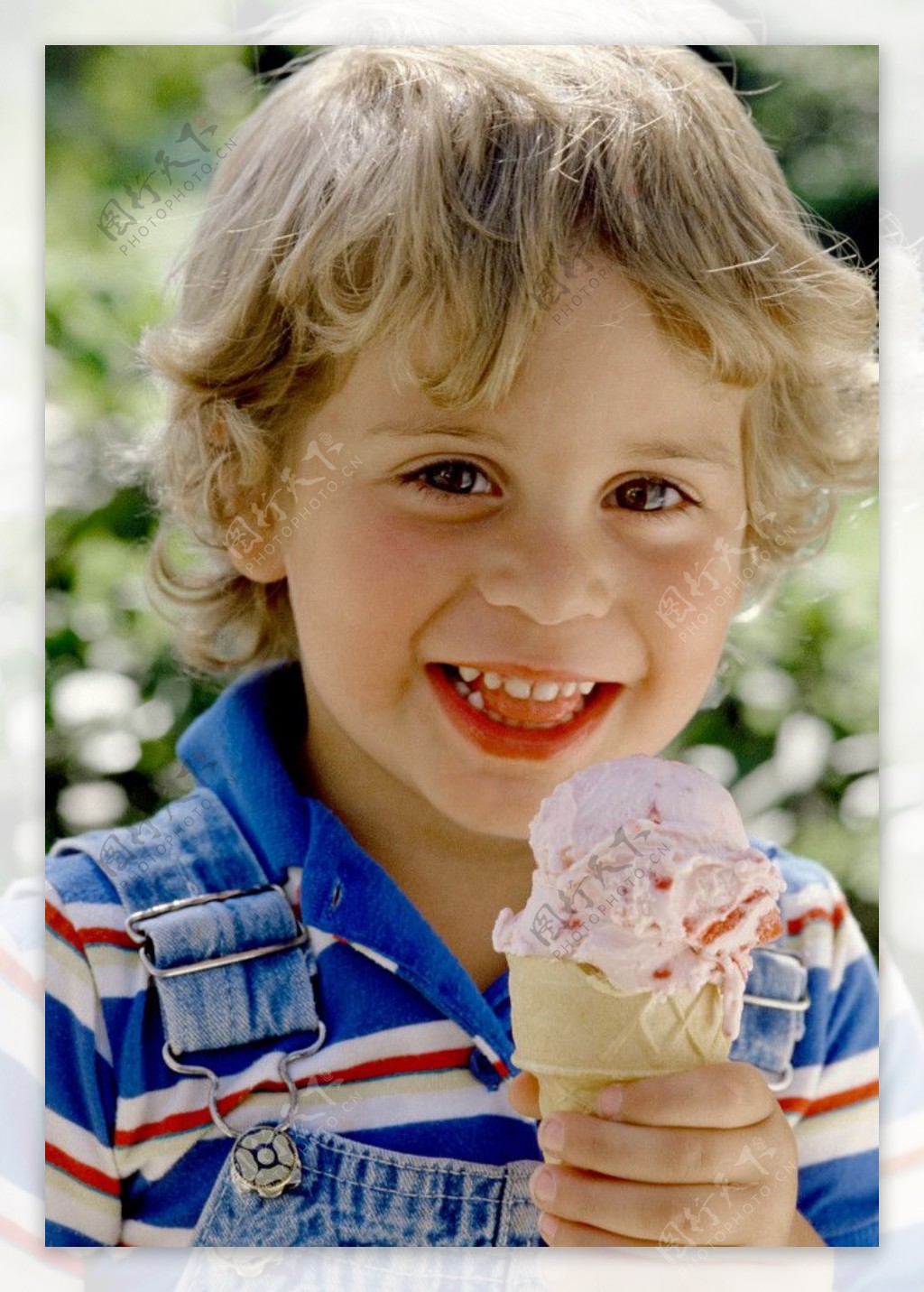 儿童吃冰激凌图片