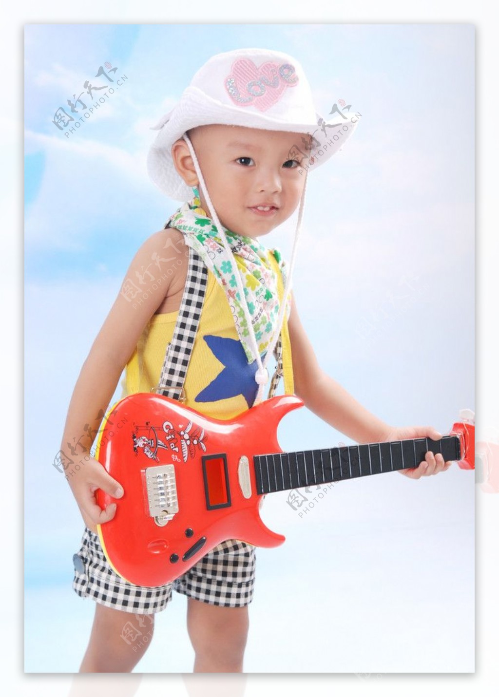 拿吉他的小孩图片