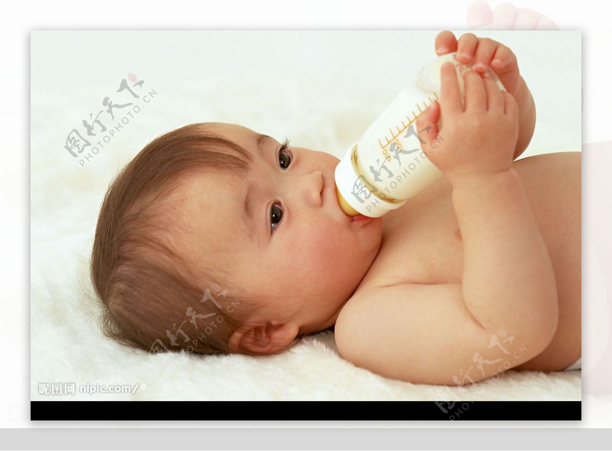 婴儿在喝奶瓶图片