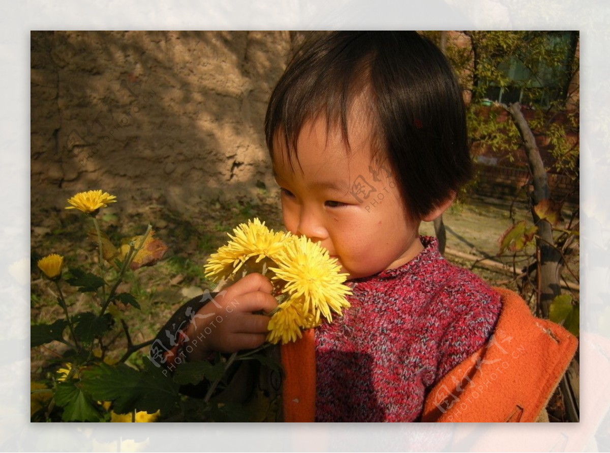 孩子和花图片