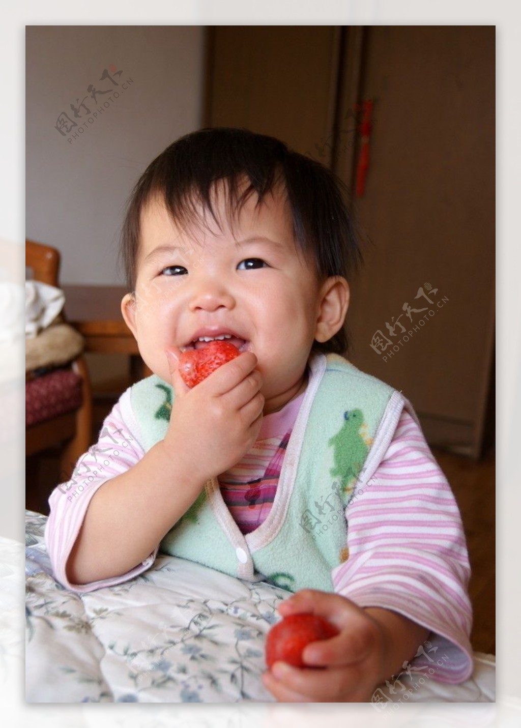 宝宝爱草莓图片