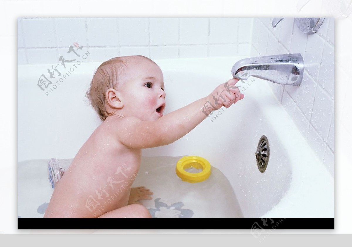 孩子洗澡照片摄影图片_ID:132907791-Veer图库