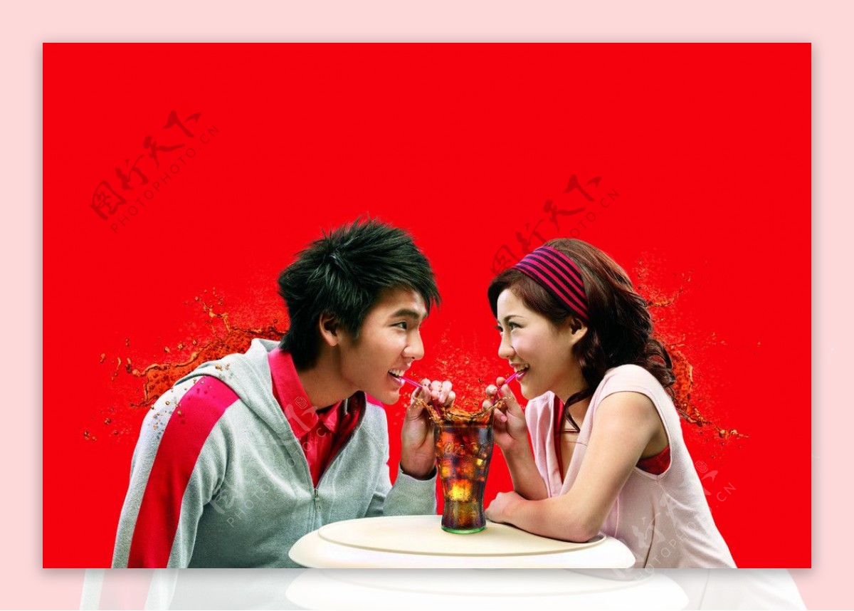 怦然心冻两人喝可乐红图片