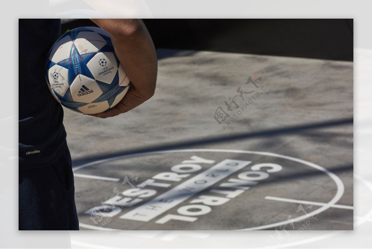ADIDAS欧冠比赛用球广告