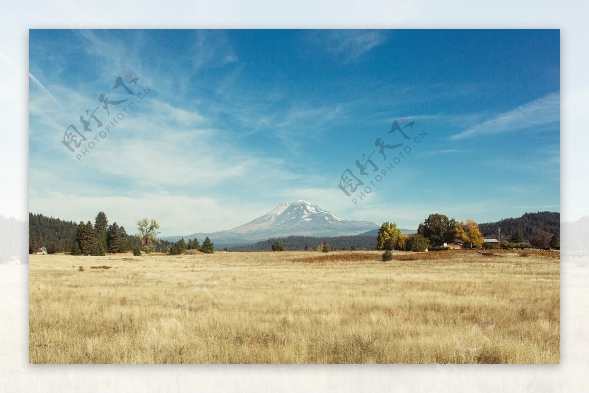 晴天碧空的远山风景