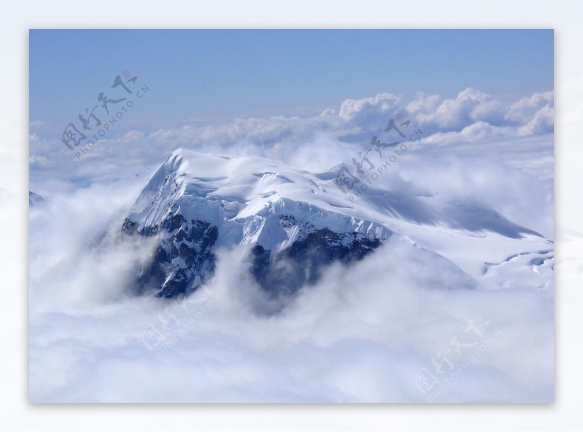 云雾中的雪山