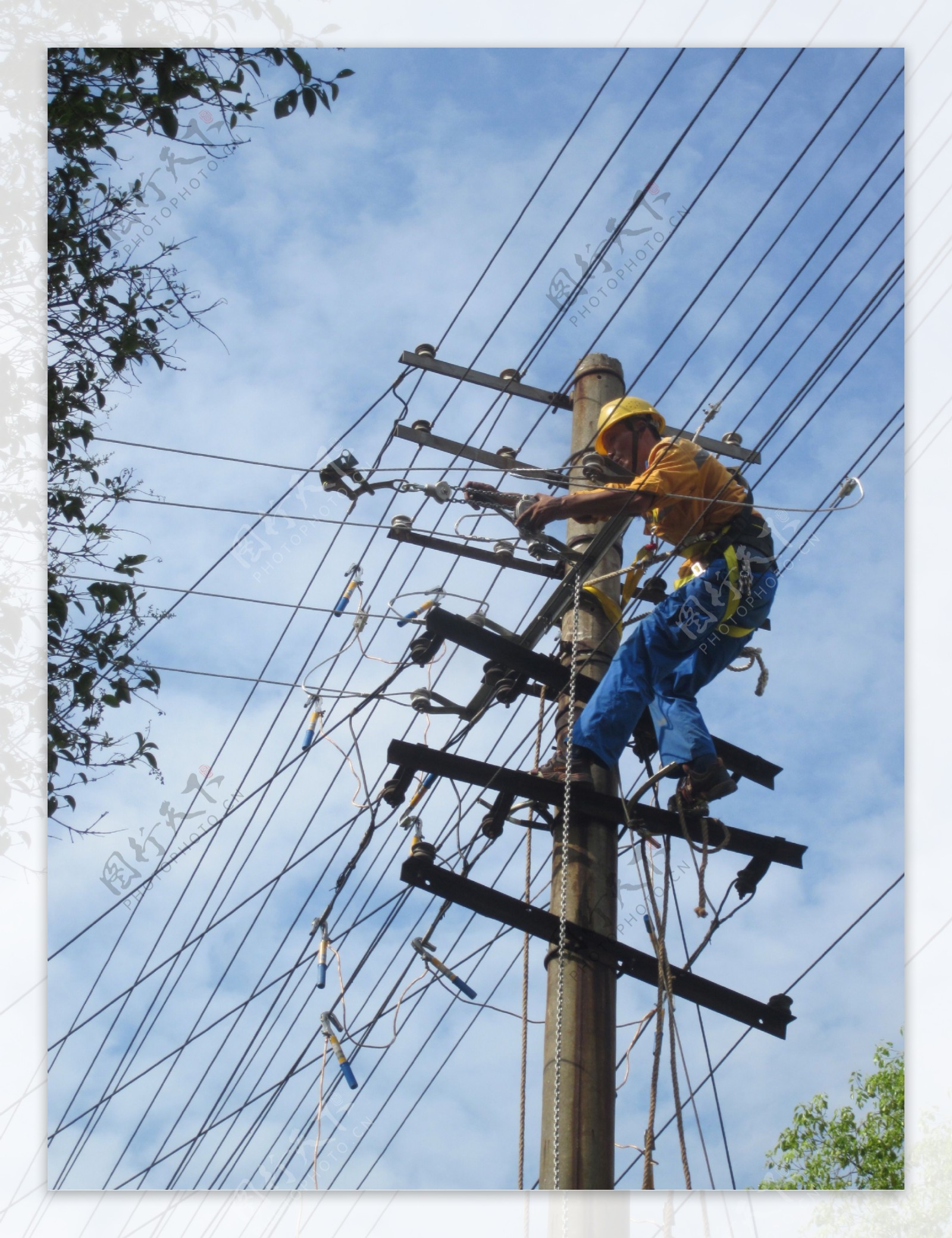 电力电杆检修作业复杂线路