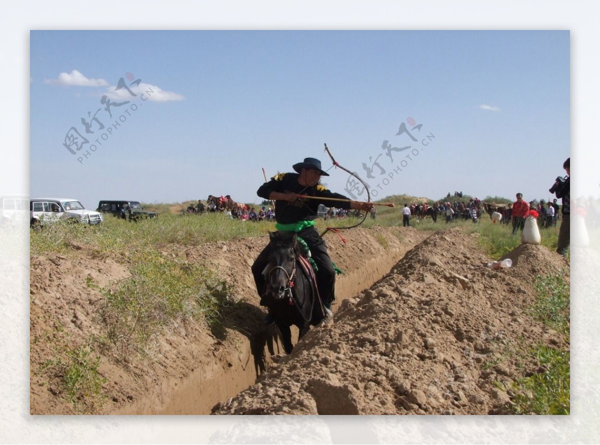 骑马射箭、住蒙古包，草原上传统的蒙古风情依旧自由豪迈_生活