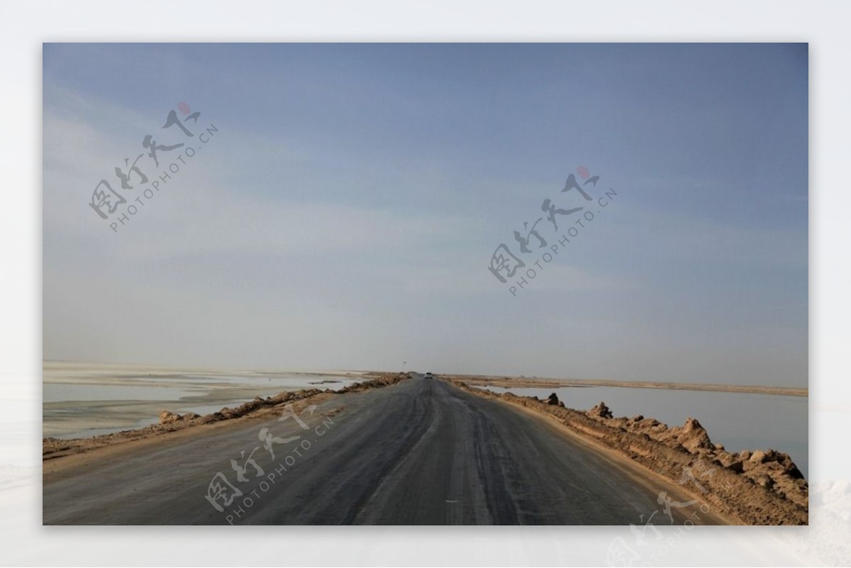 新藏公路盐碱地