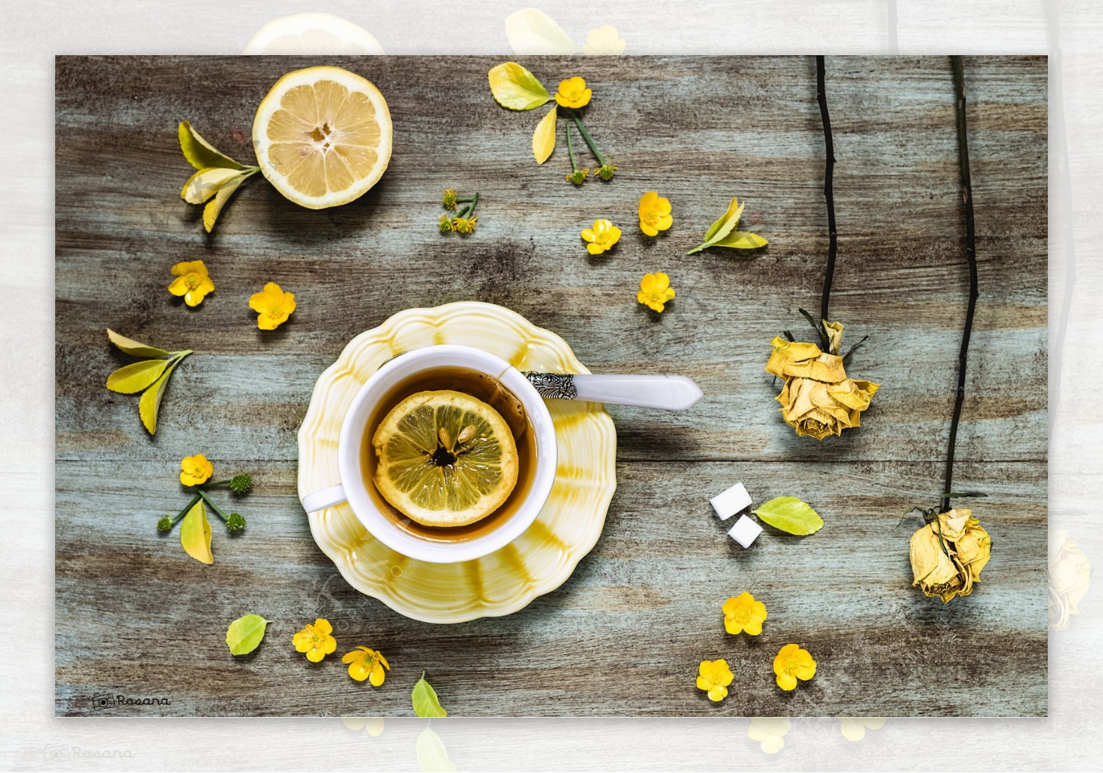 黄色玫瑰花桌上的柠檬茶