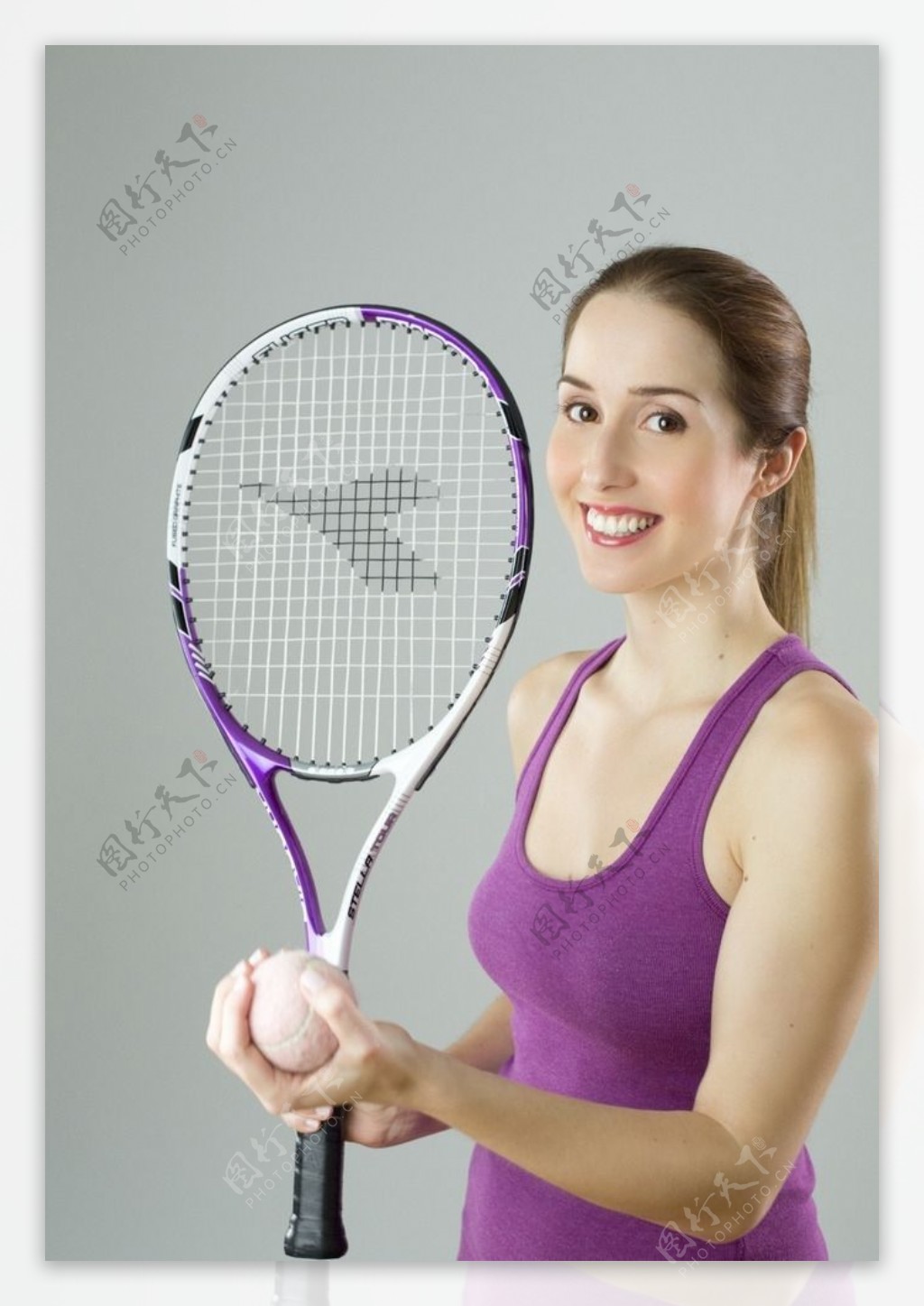 打网球的女运动员