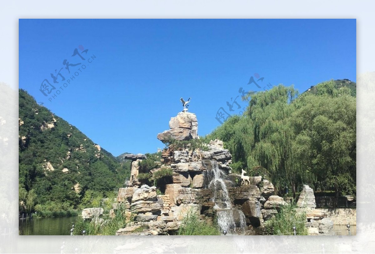 青龙峡湖中假山石风景图