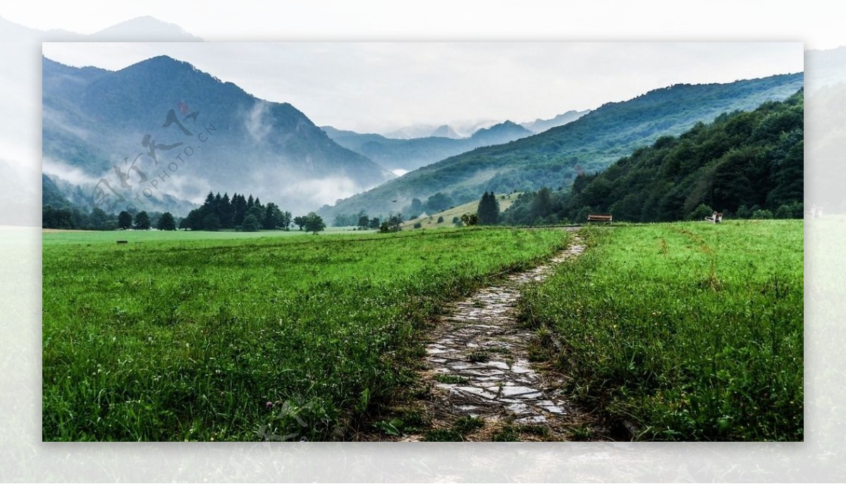 走在小路上远看山峦