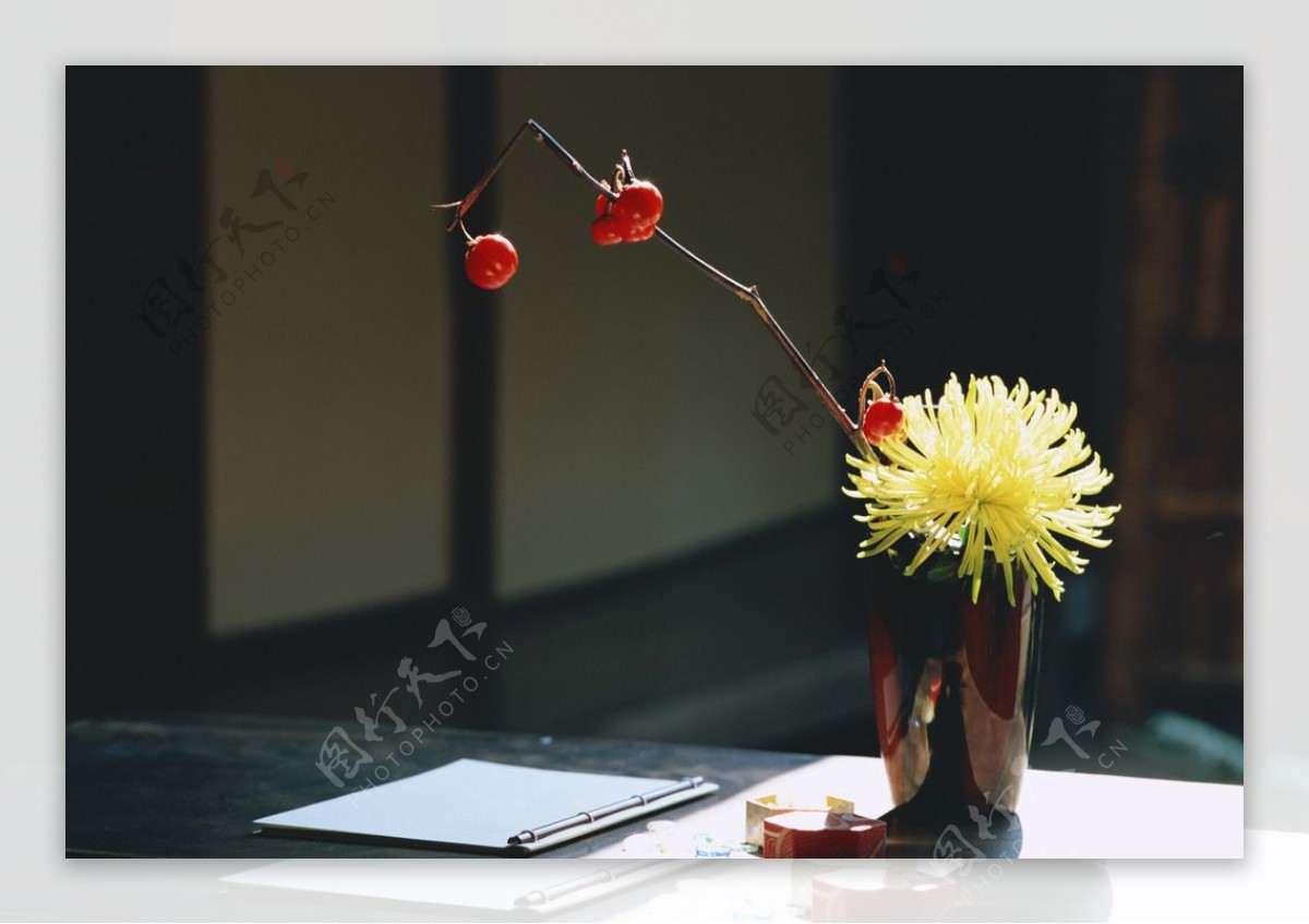 书桌上的鲜花与野果