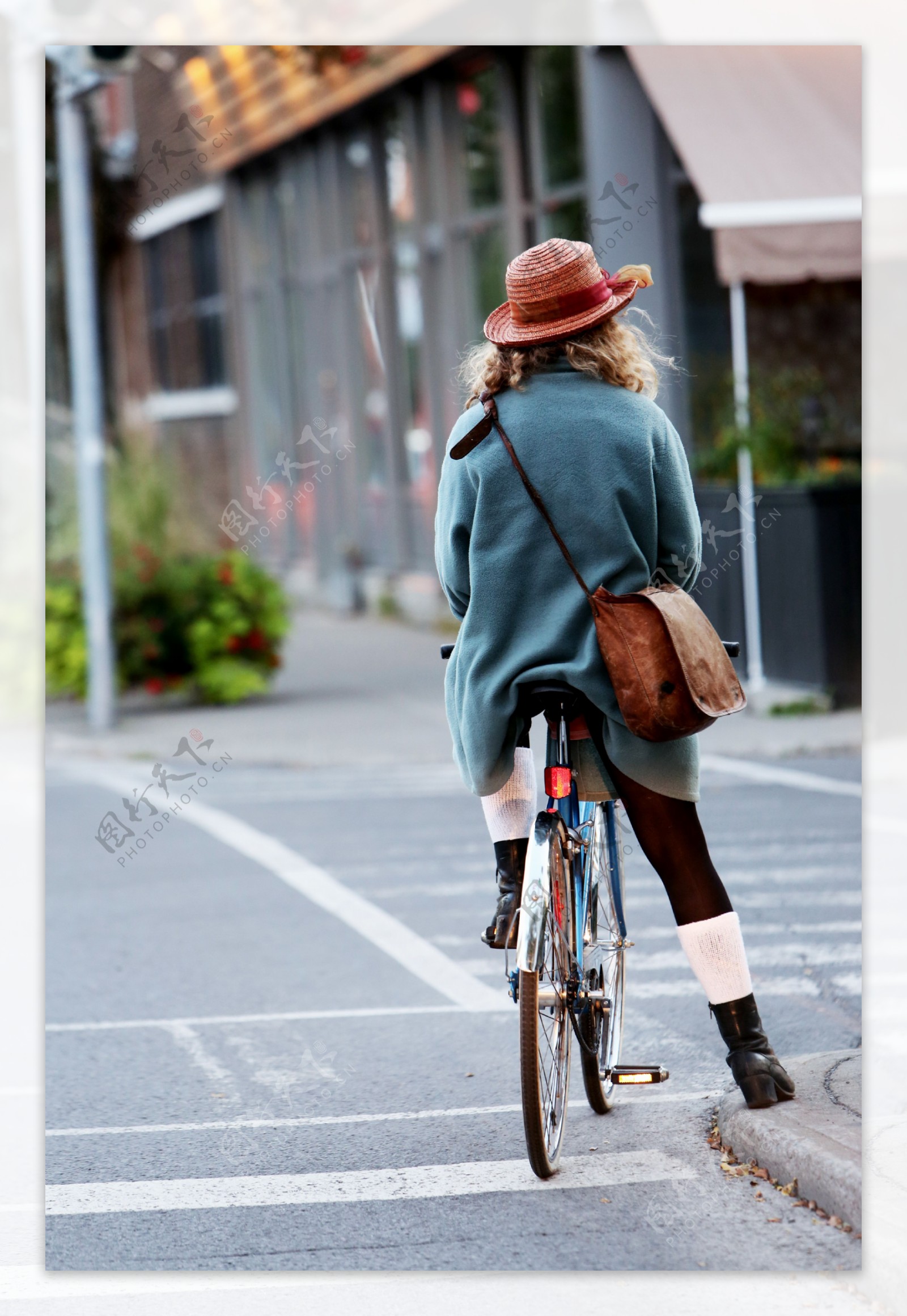 骑单车的女孩