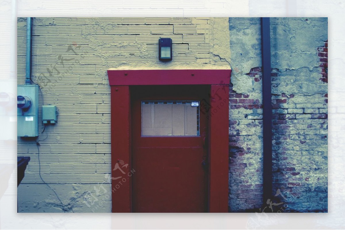 红色门框
