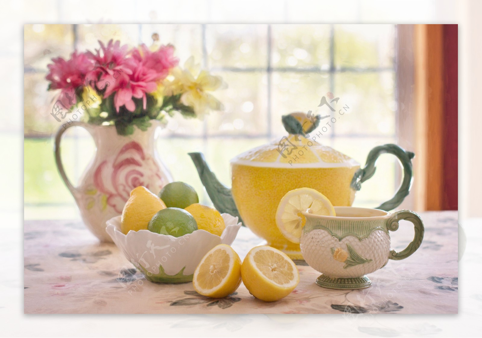 柠檬茶茶器与插花