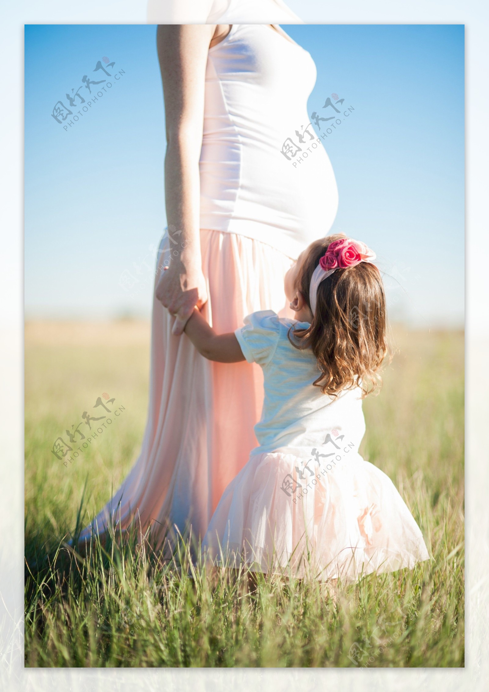 怀孕的妈妈和小女孩