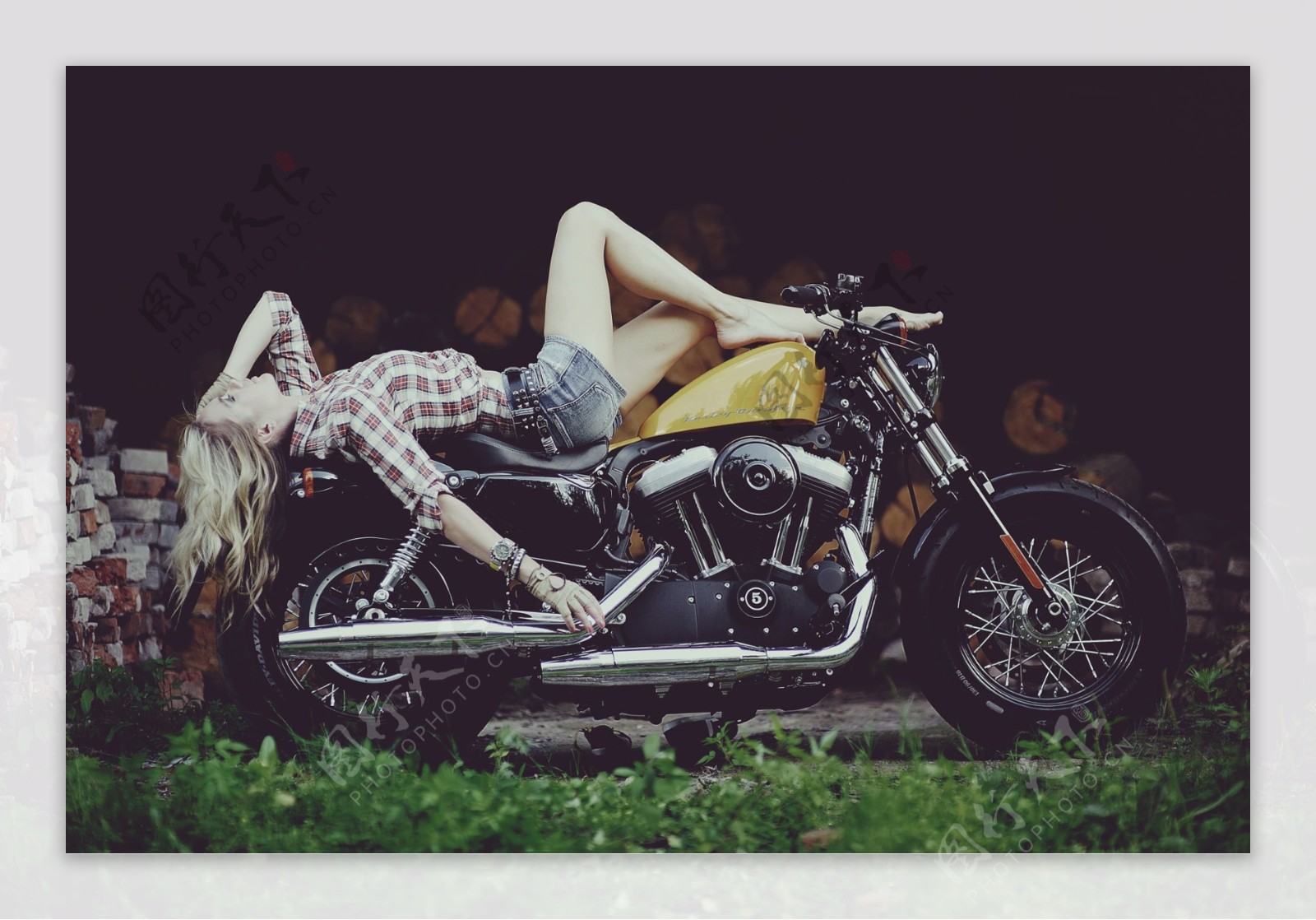 躺在摩托车上的美女