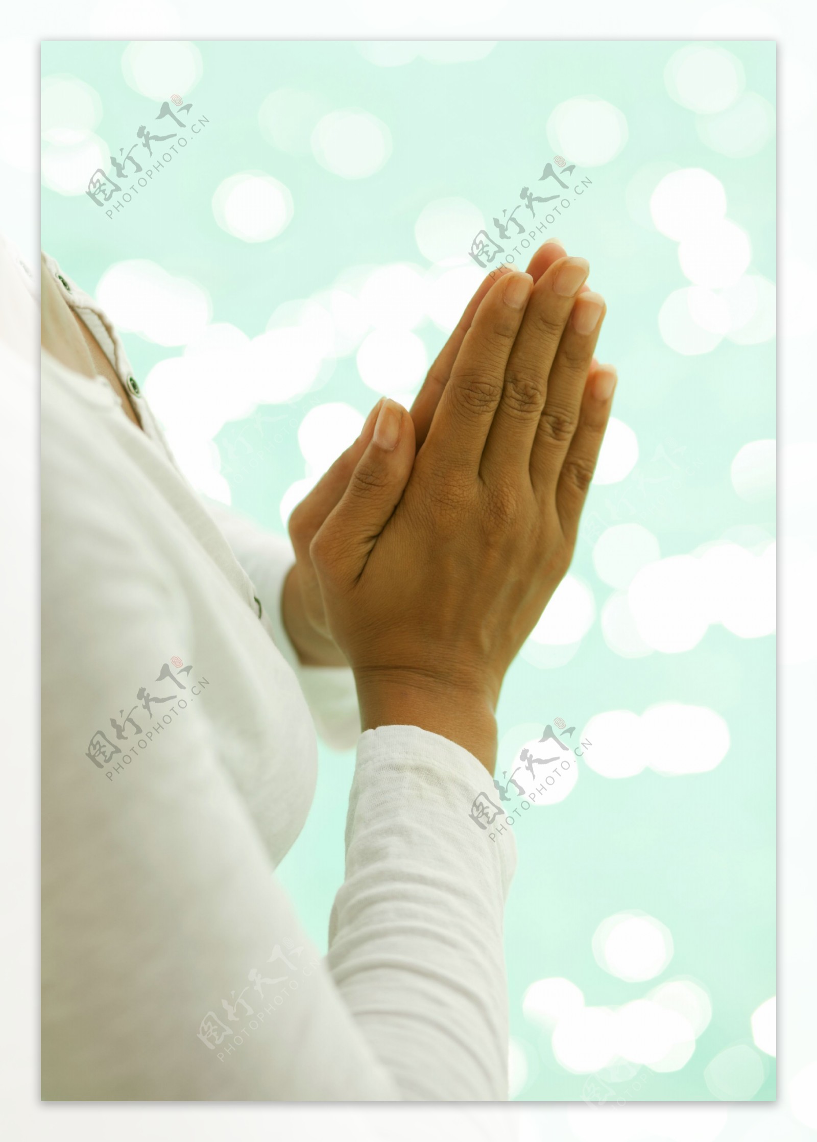 双手合十祈祷的美女图片素材-编号27715900-图行天下