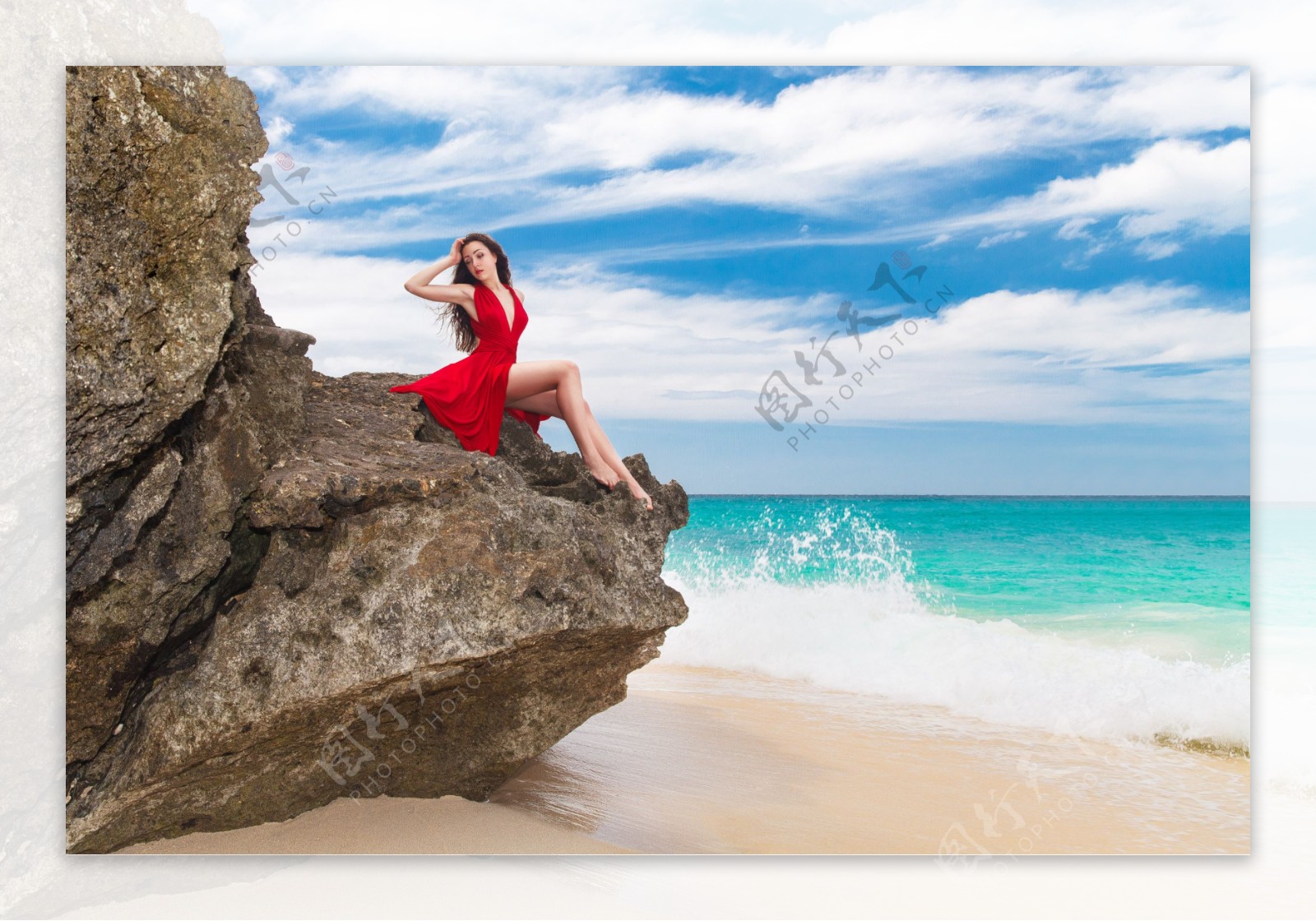 海边石头上的美女图片