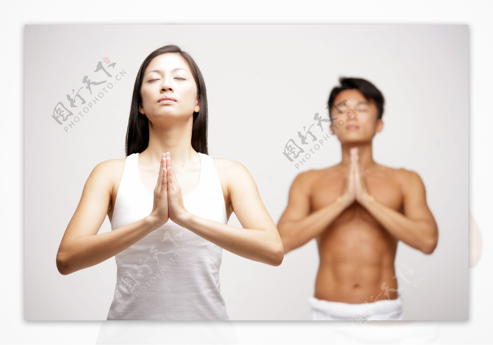 练瑜珈的男性女性图片