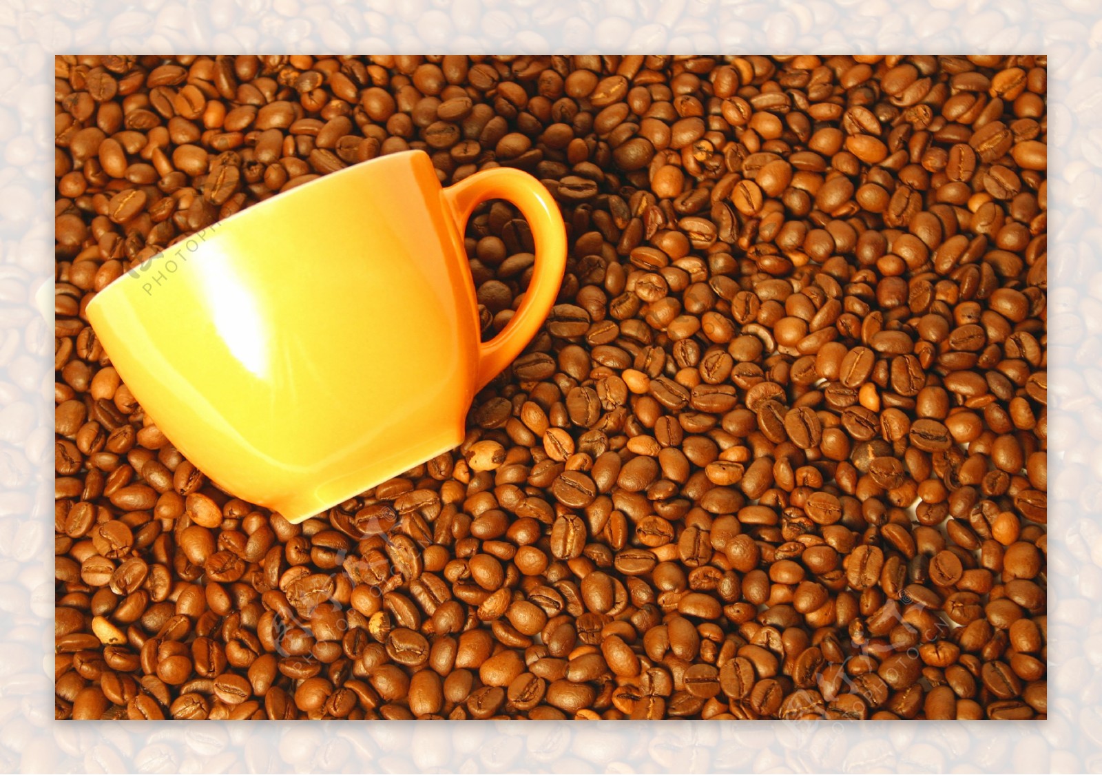 咖啡豆与黄色咖啡杯图片图片