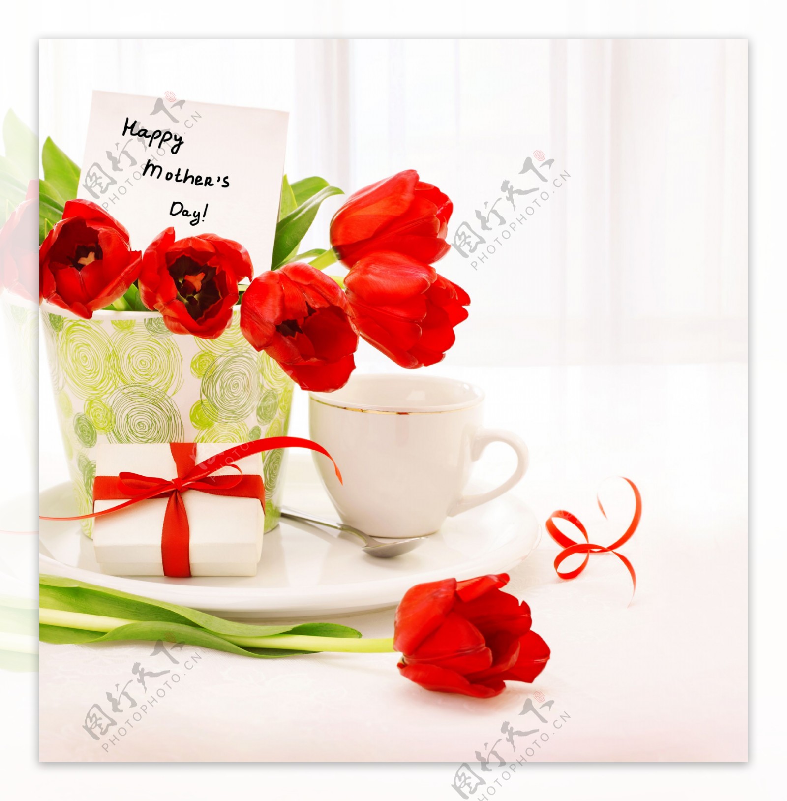咖啡杯与红色花朵图片