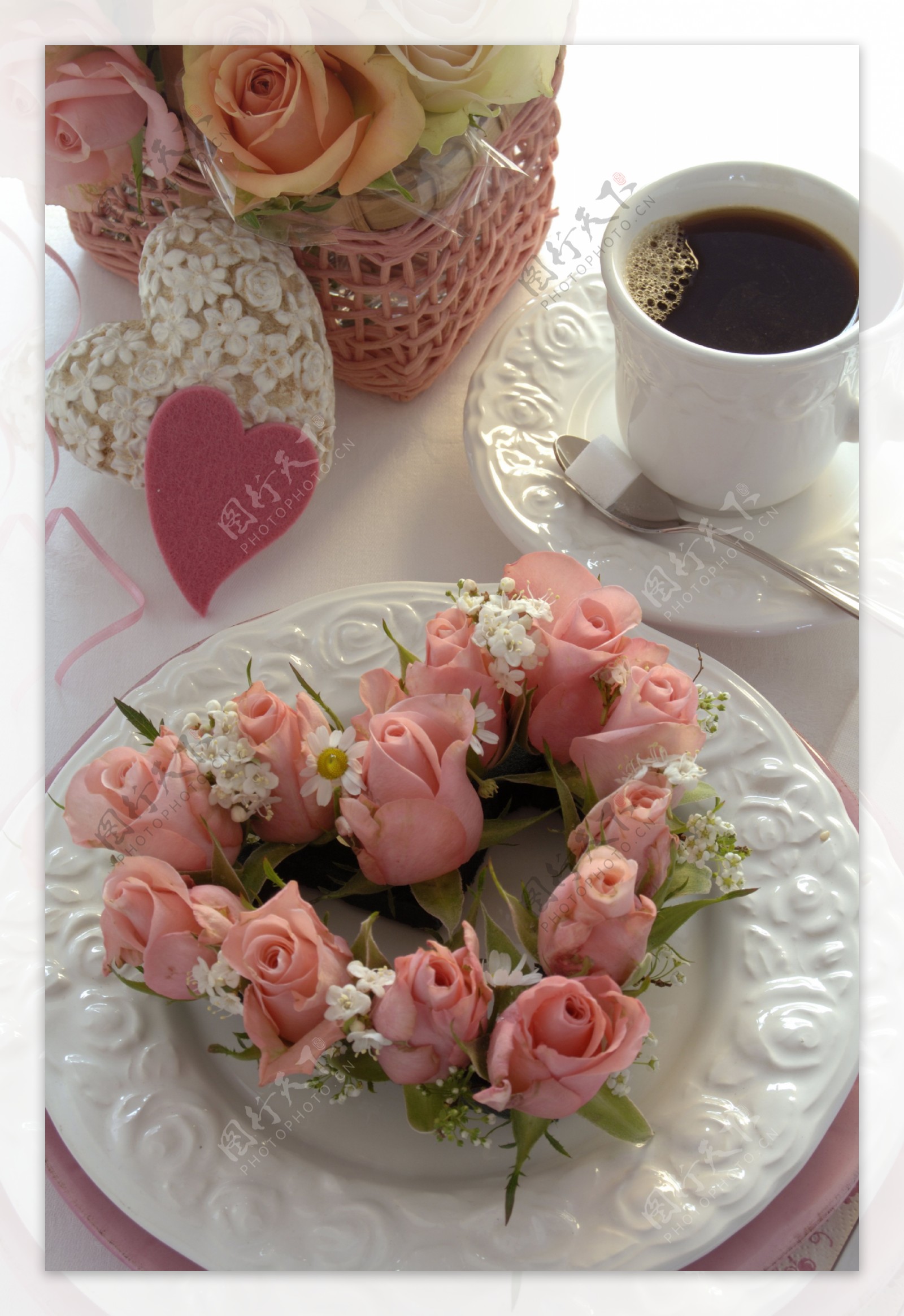 玫瑰花篮与咖啡摄影图片