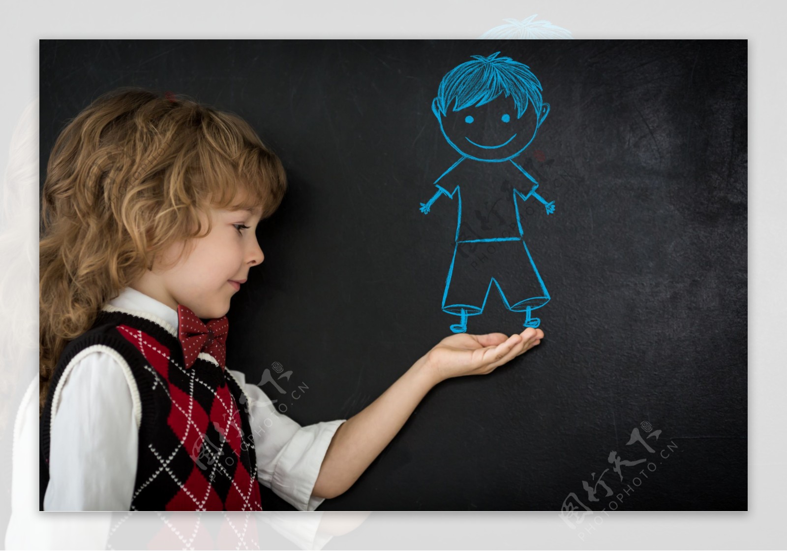 黑板上的卡通人物和小男孩图片