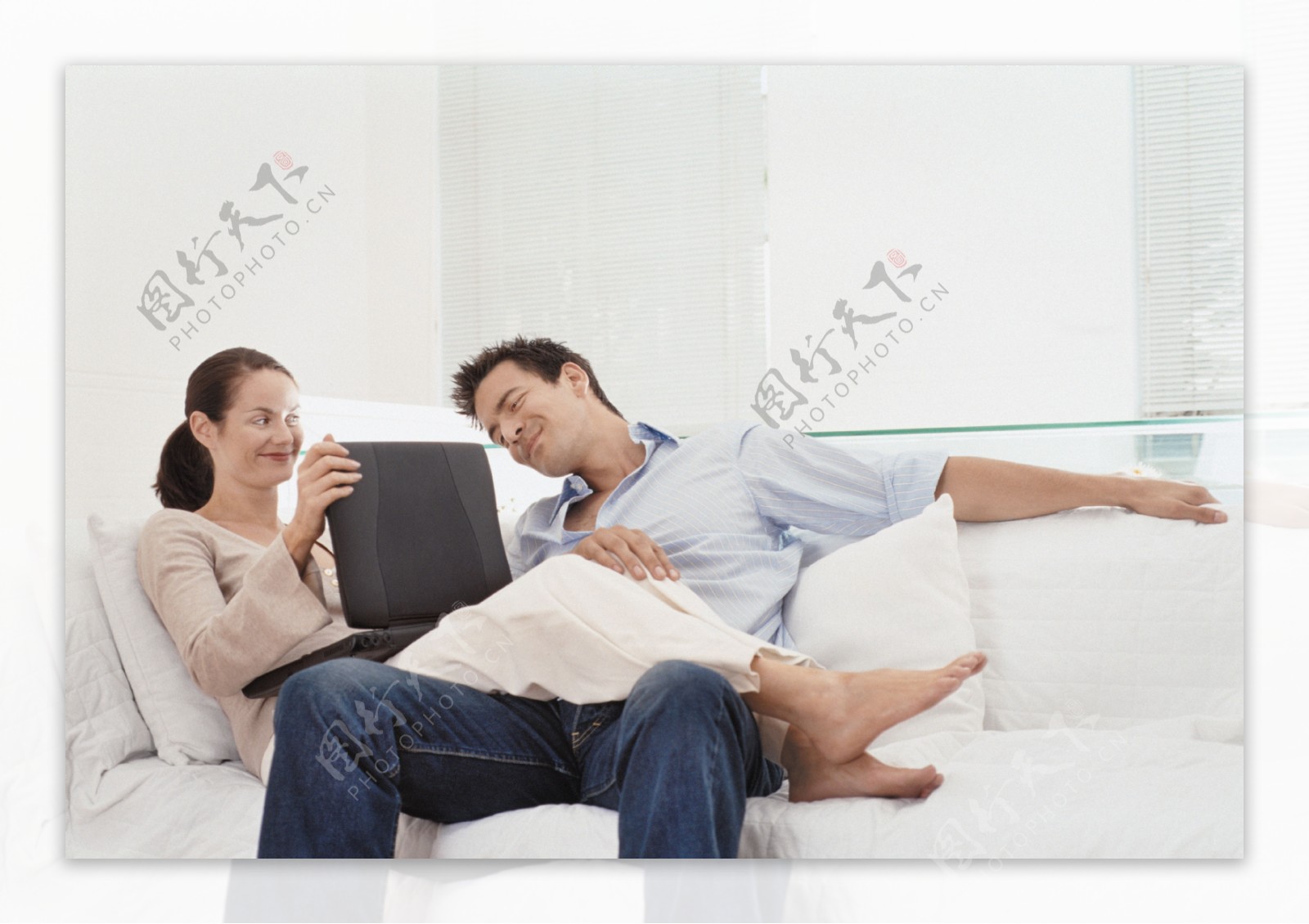 沙发上玩电脑的夫妻图片