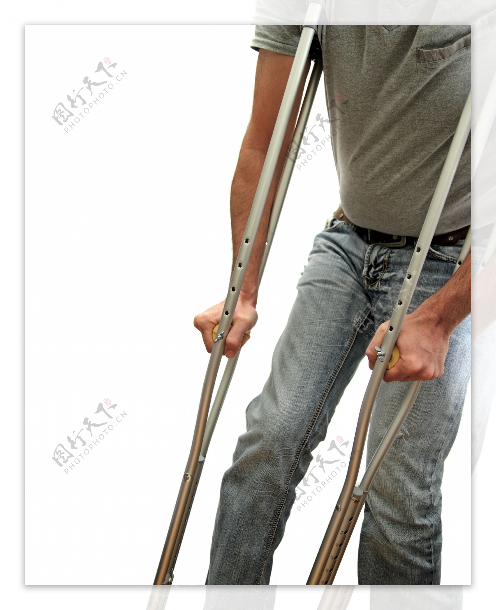 4k拄拐杖艰难行走的男人背影实拍残疾人视频特效素材-千库网
