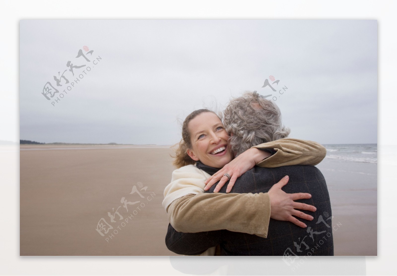 沙滩上拥抱的夫妻图片