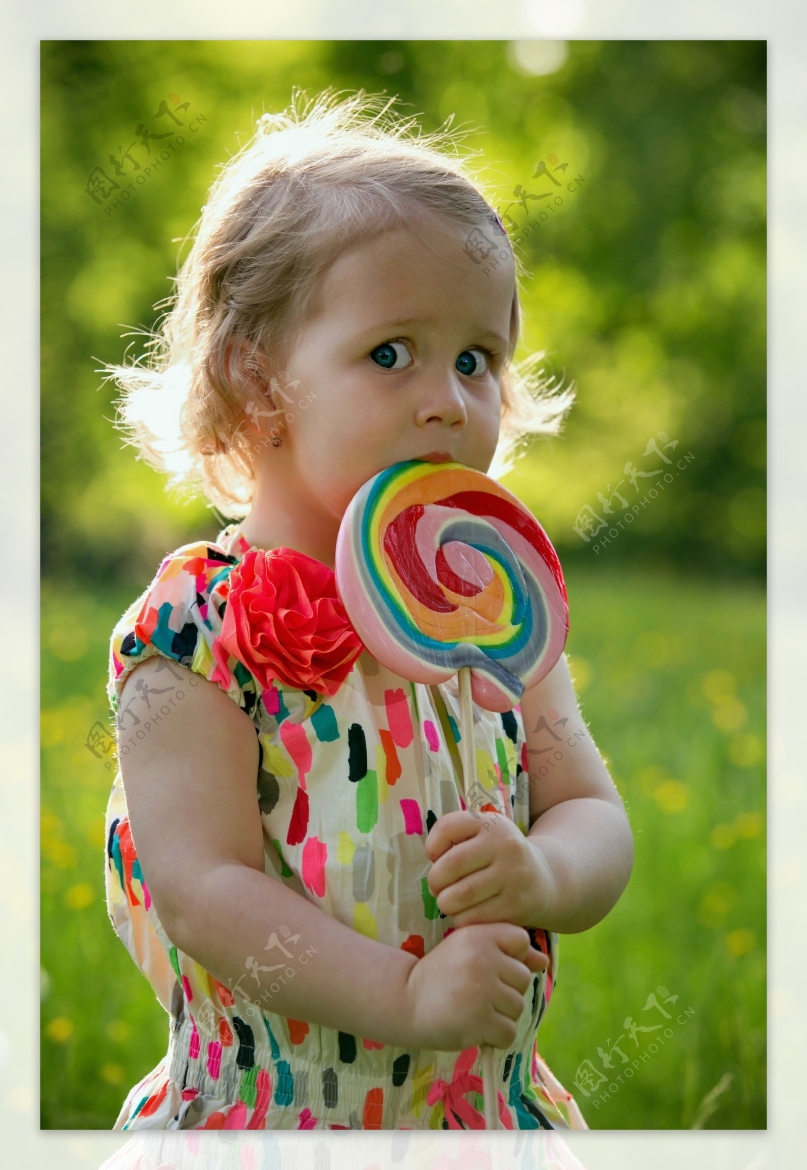 带甜棒棒糖的小女孩 库存图片. 图片 包括有 乐趣, 背包, 有吸引力的, 少许, 衣物, 棒棒糖, 童年 - 162698835