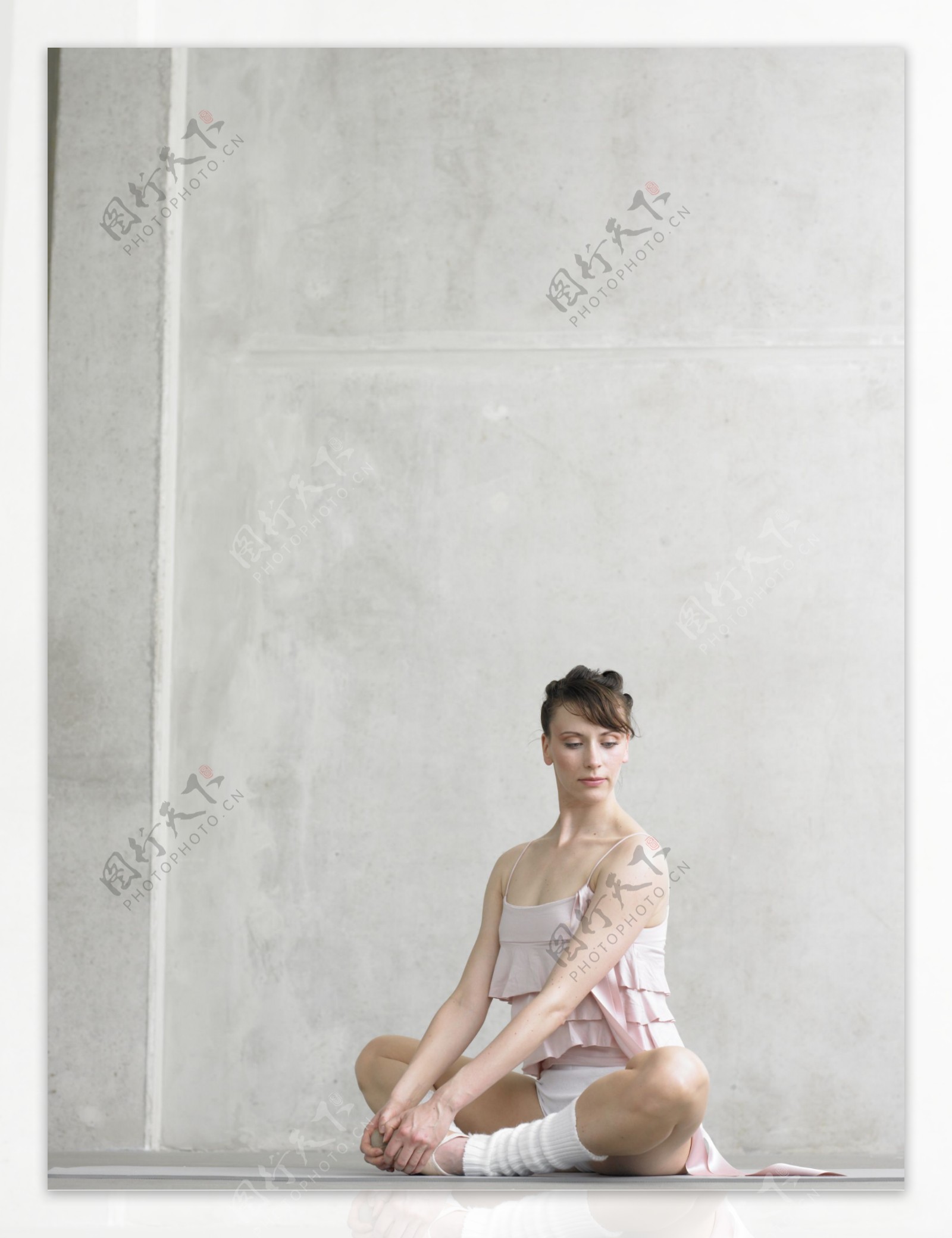 打坐的外国舞蹈女性演员图片