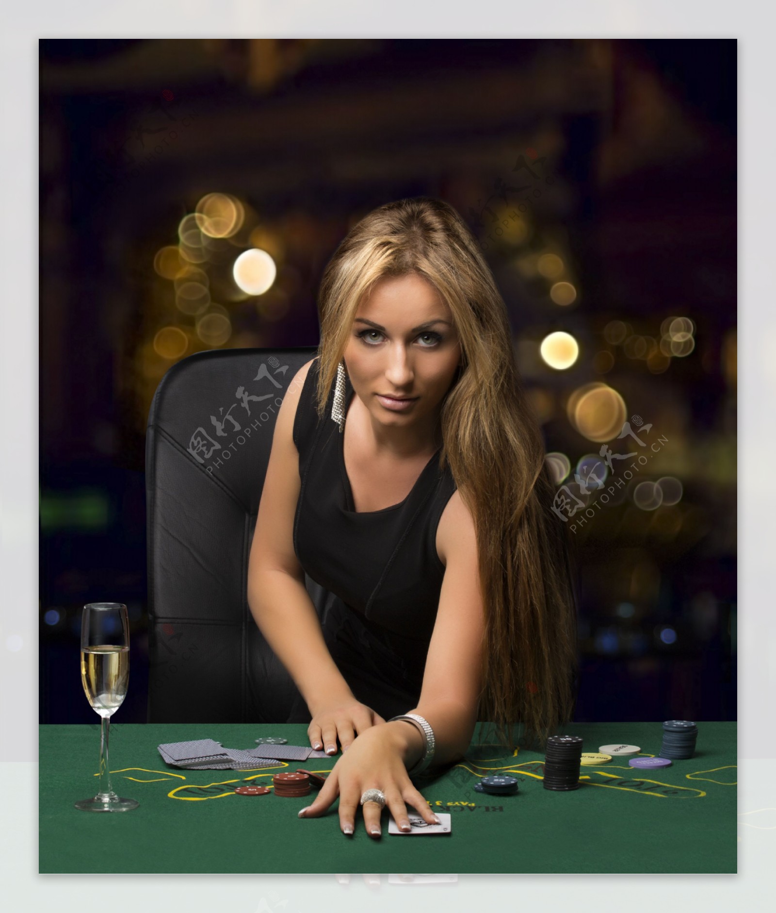 打扑克牌的美女图片