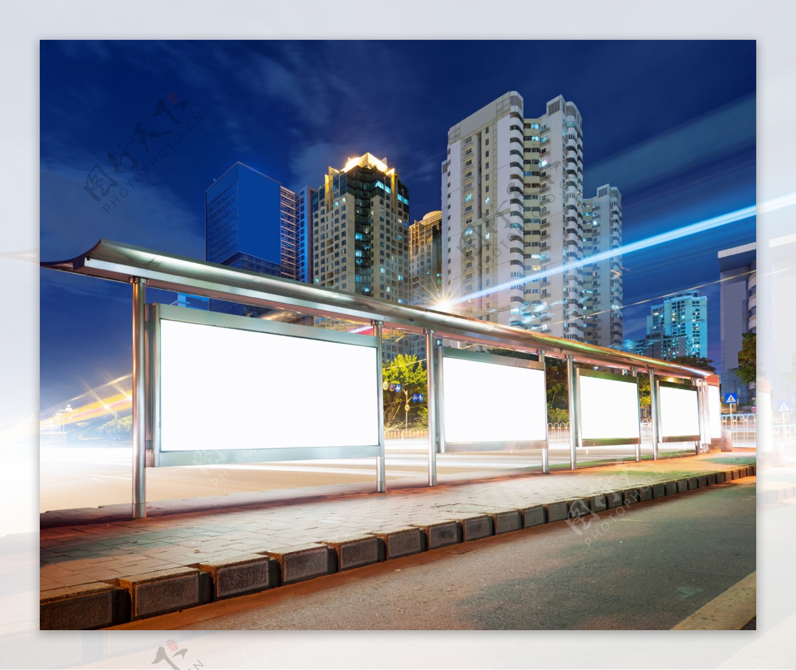 城市夜景与公交站台广告牌图片