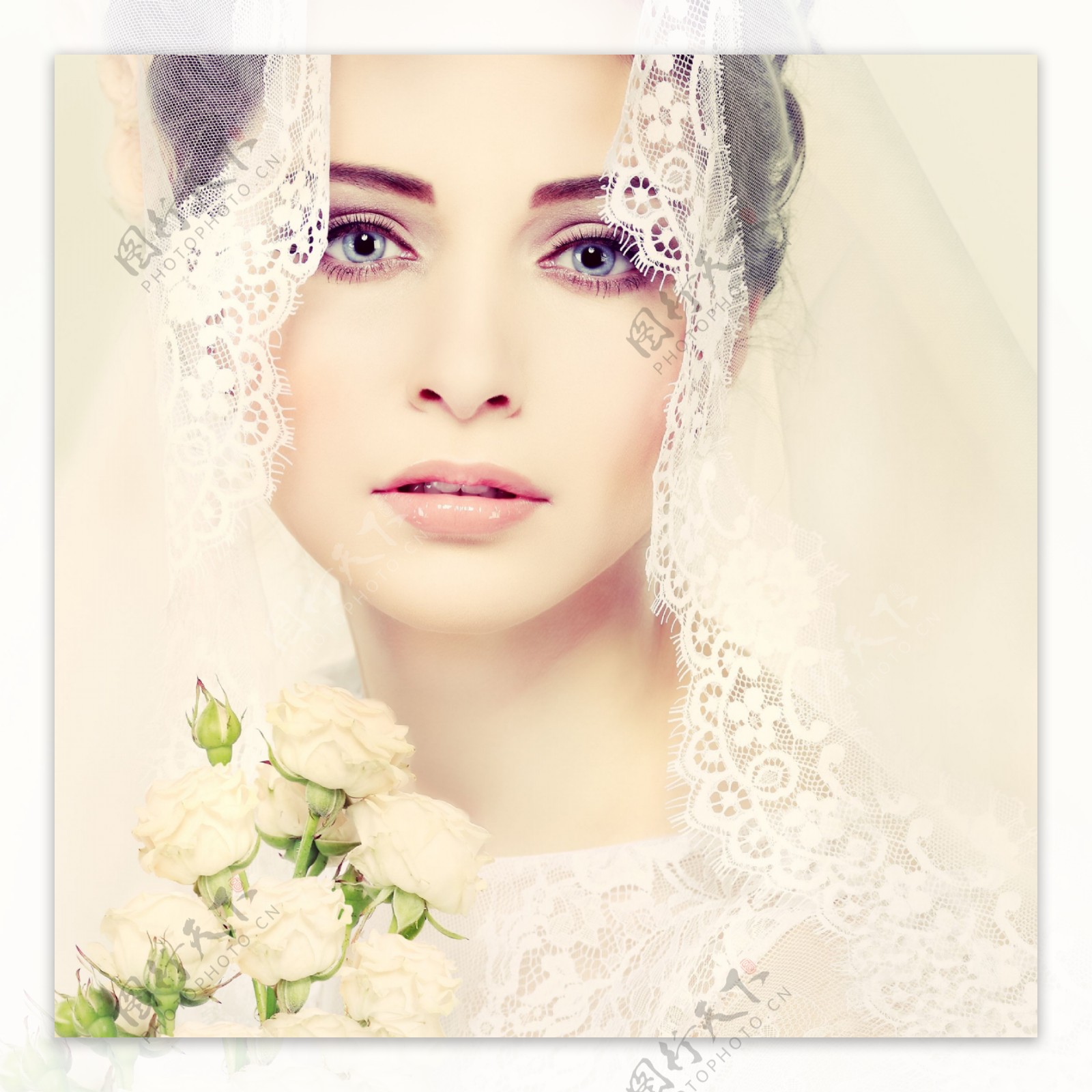 美丽新娘与白色花朵图片