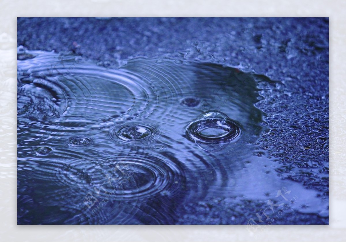 雨天地上的水纹图片