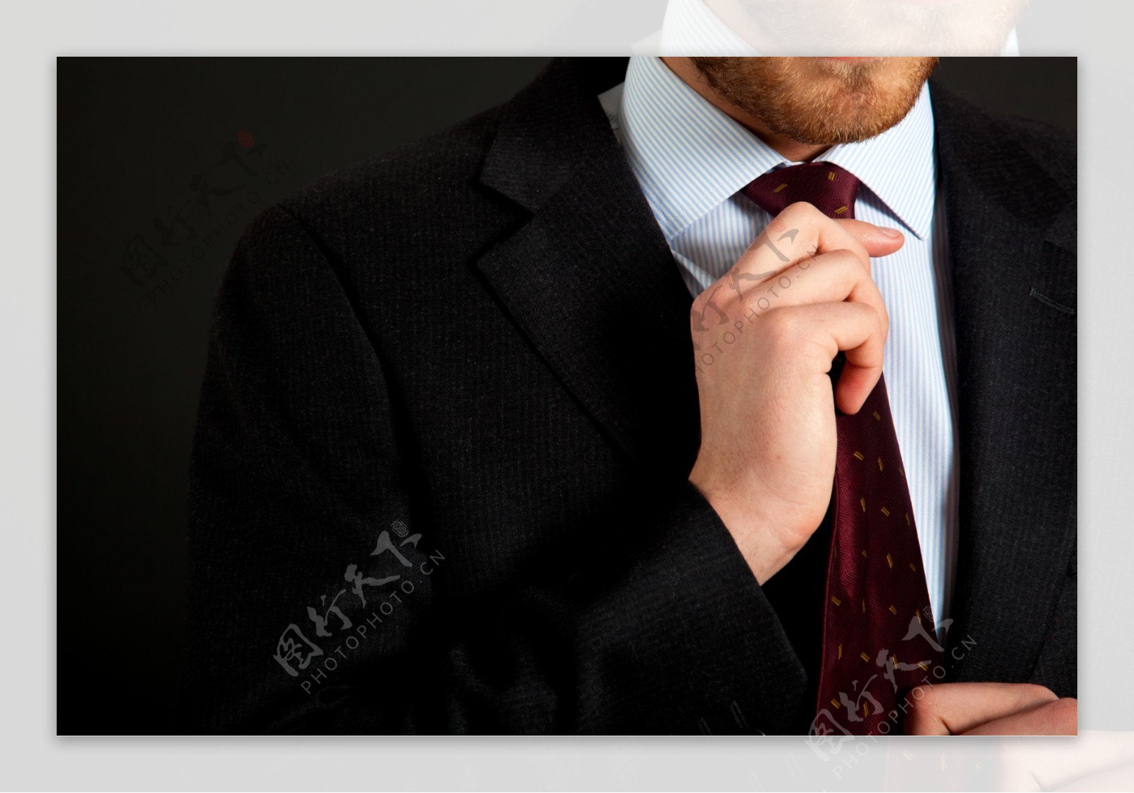 系领带的男人图片